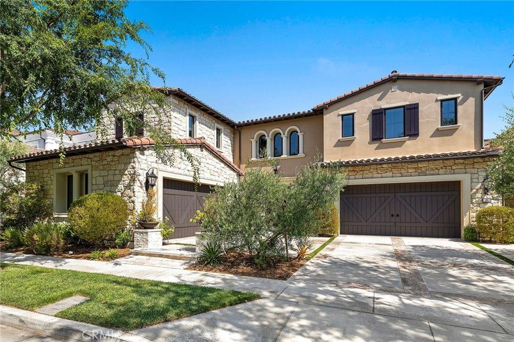 Attached, Exterior, Facade, Mediterranean
