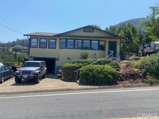 Attached, Exterior, Facade, Raised Ranch
