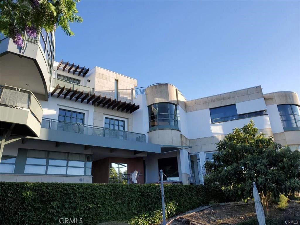 Backyard, Exterior, Facade, Modern