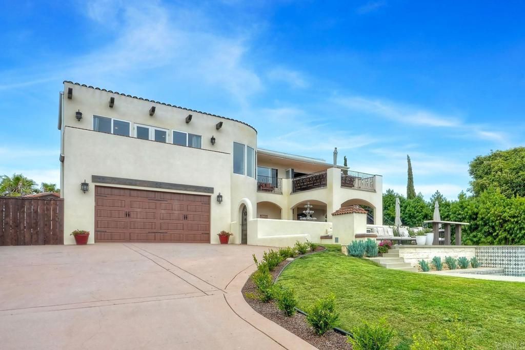 Attached, Backyard, Exterior, Facade, Modern