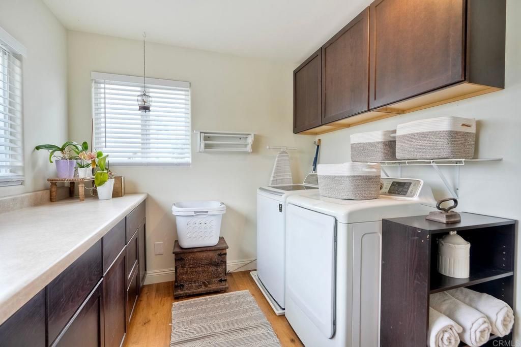 Interior, Washer, Wood Texture Flooring