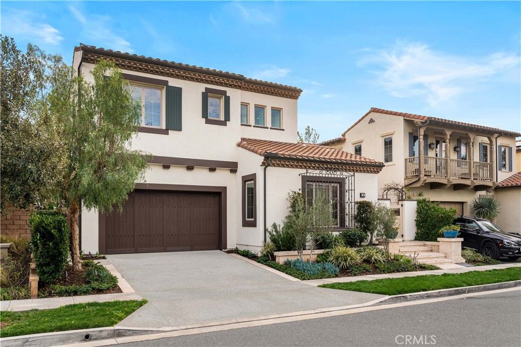 Attached, Exterior, Facade, Mediterranean