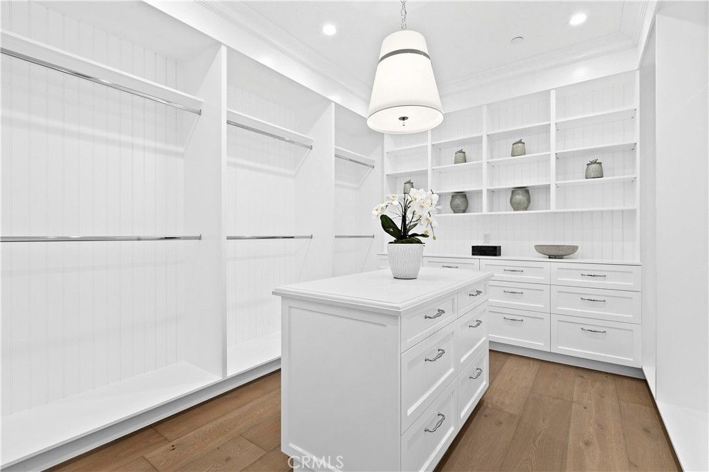 Interior, Pendant Lights, Recessed Lighting, Walk-in Closets, Wood Texture Flooring