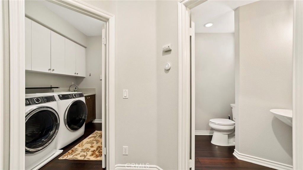 Interior, Recessed Lighting, Washer, Wood Texture Flooring