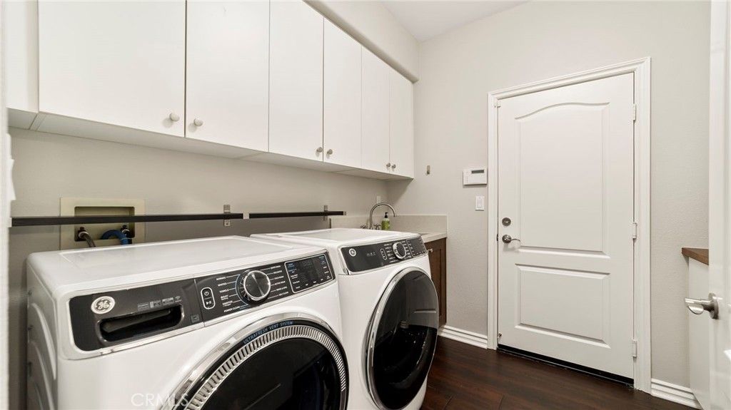 Interior, Washer, Wood Texture Flooring