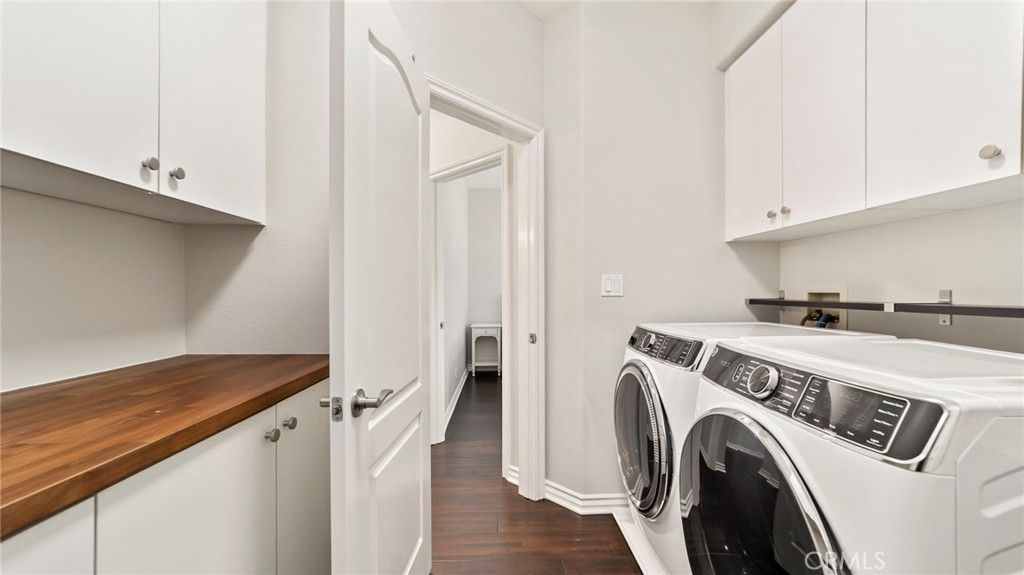 Interior, Washer, Wood Texture Flooring