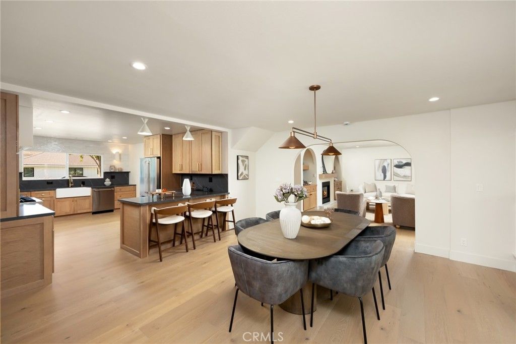 Dining room, Interior, Kitchen, Pendant Lights, Recessed Lighting, Wood Texture Flooring