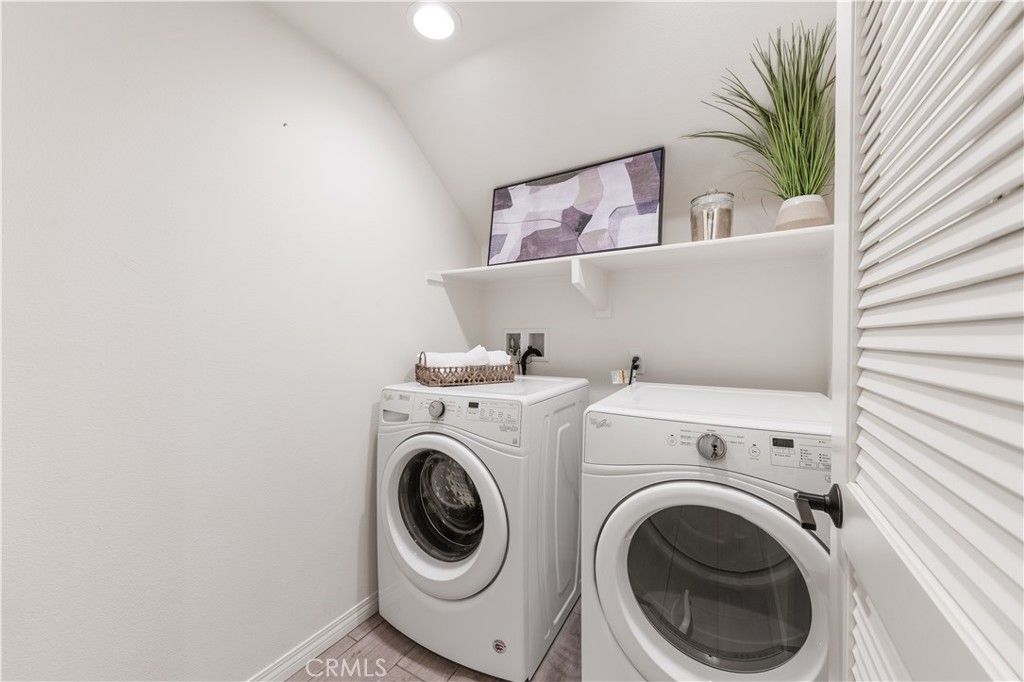 Interior, Recessed Lighting, Washer, Wood Texture Flooring