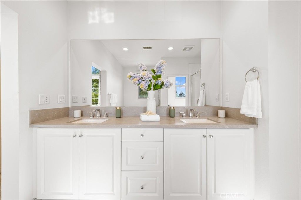 Bathroom, Dual Sink Vanities, Interior, Recessed Lighting