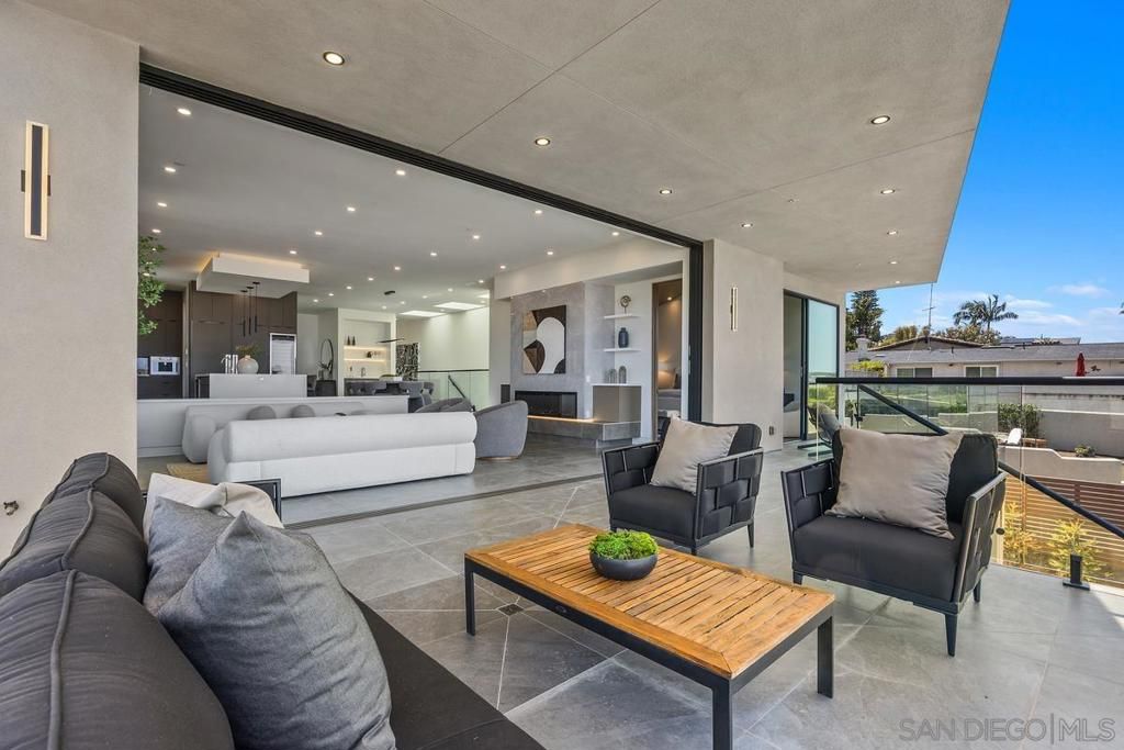 Exterior, Living room, Recessed Lighting