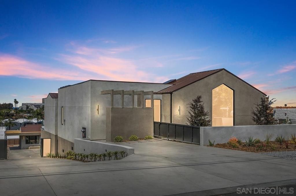Exterior, Facade, Modern
