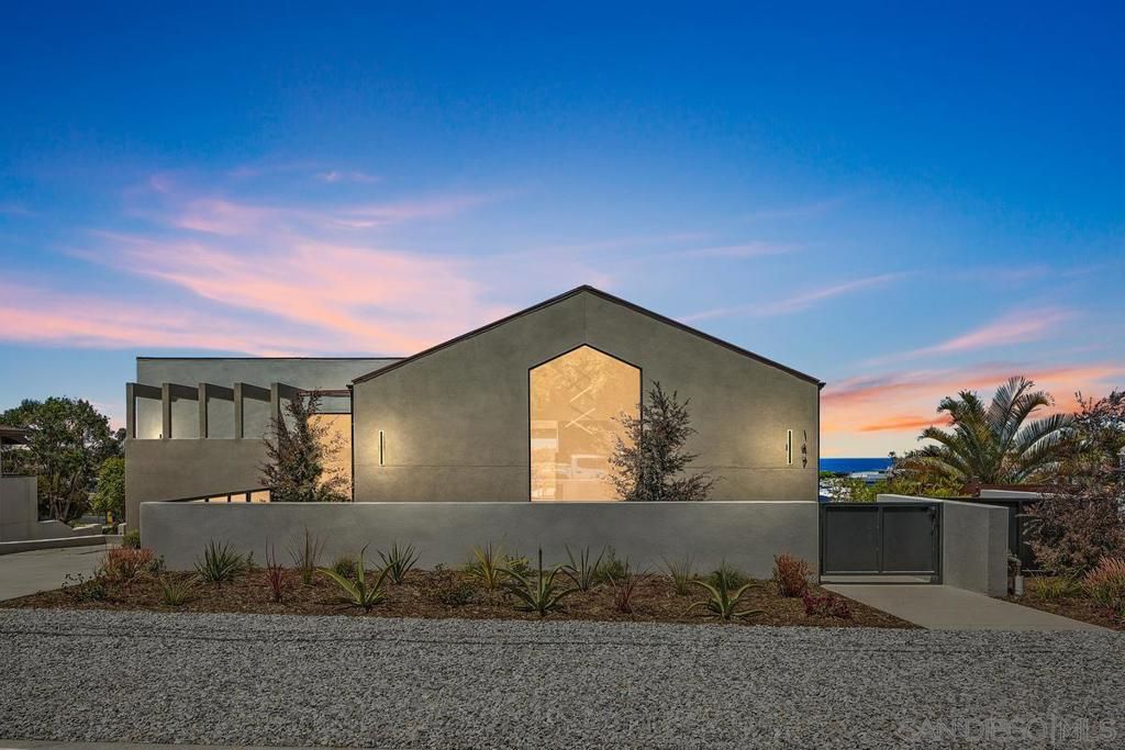 Backyard, Exterior, Facade, Modern