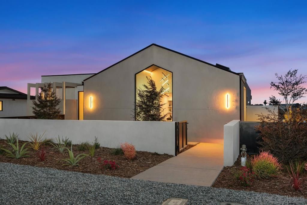Exterior, Facade, Modern