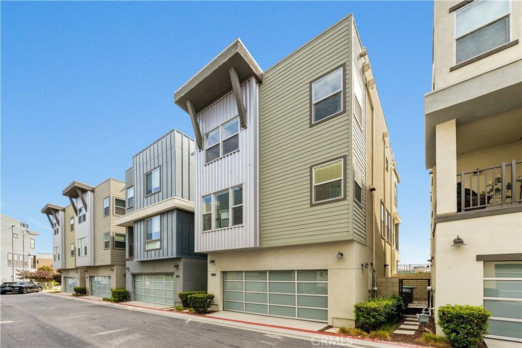 Attached, Exterior, Facade, Rowhouse
