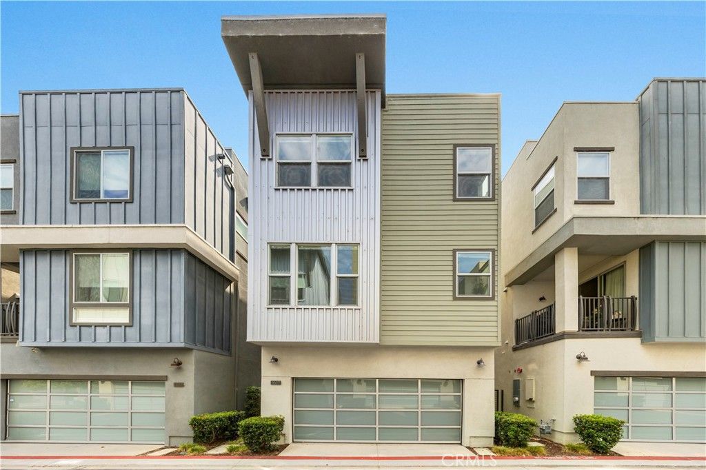 Attached, Exterior, Facade, Rowhouse