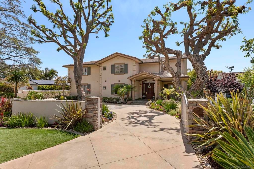 Backyard, Exterior, Facade, Solar Panels, Mediterranean
