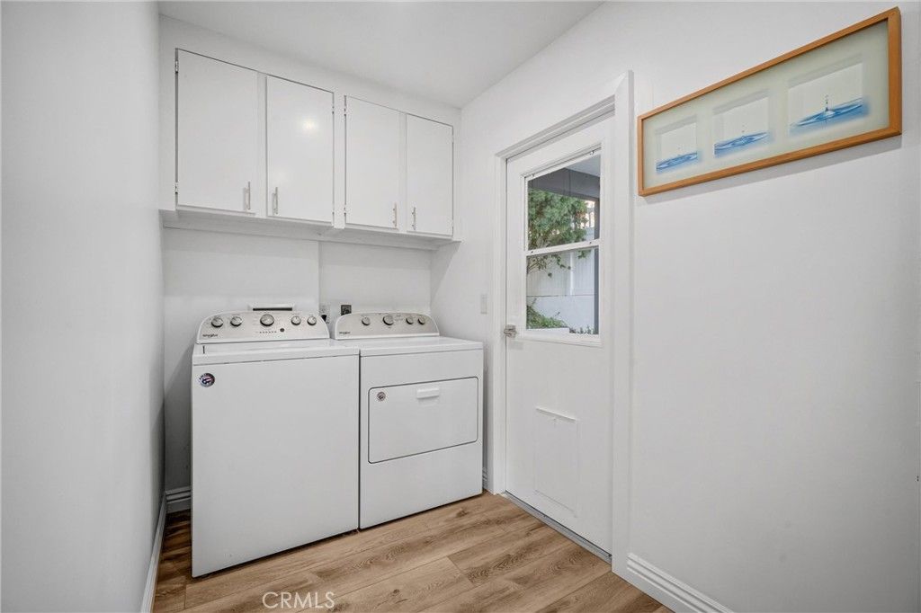Interior, Washer, Wood Texture Flooring