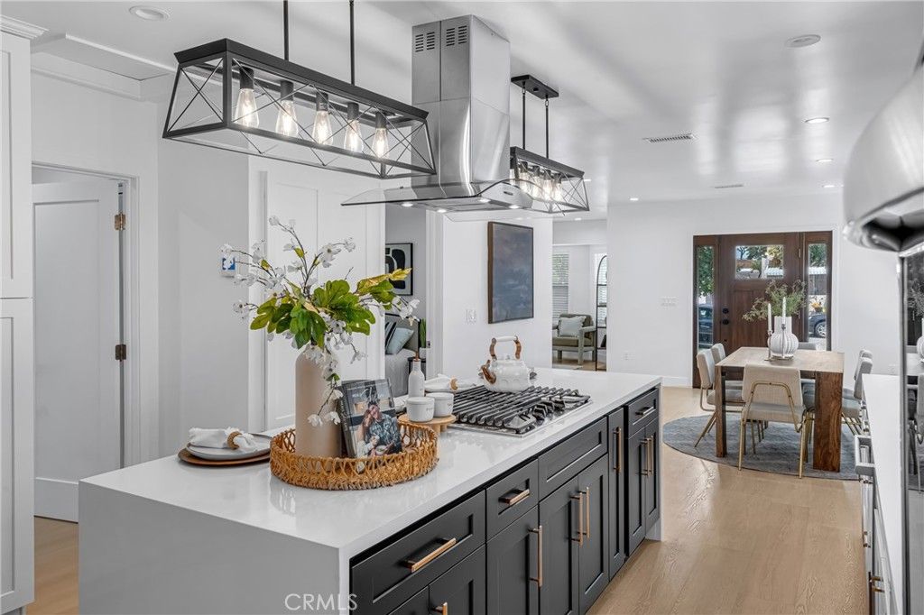 Dining room, Interior, Kitchen, Pendant Lights, Recessed Lighting, Wood Texture Flooring