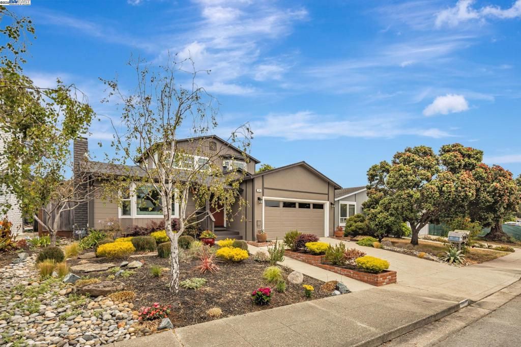 Attached, Exterior, Facade, American Craftsman