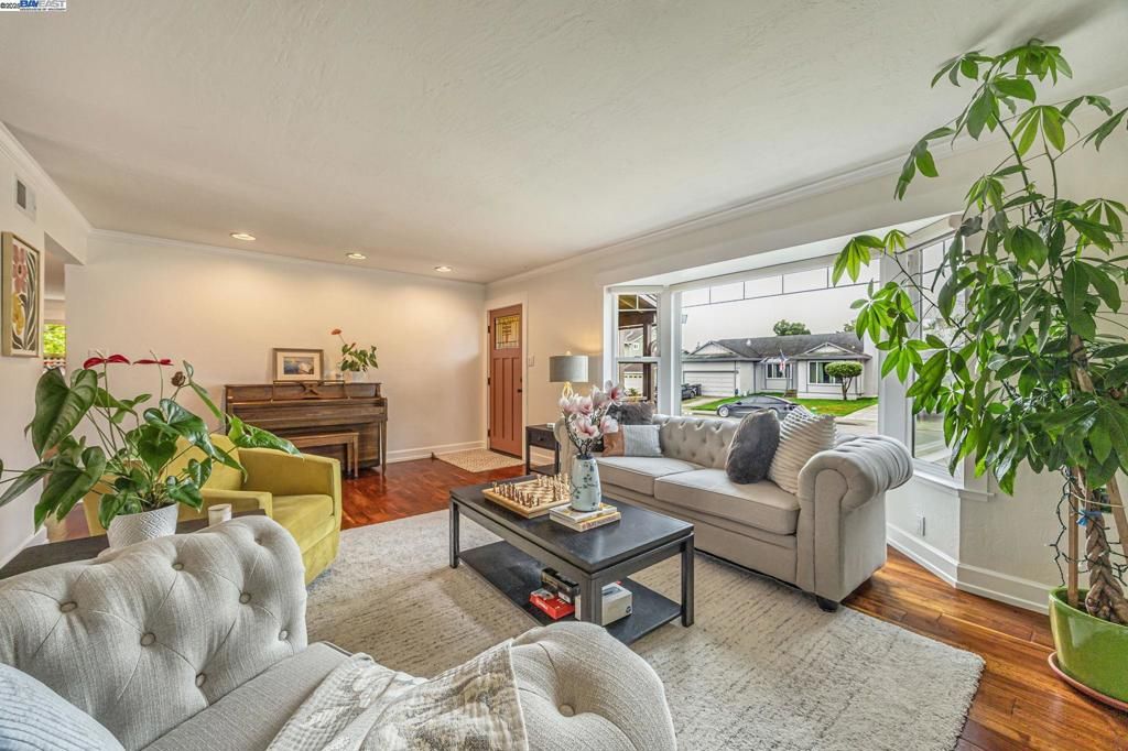 Interior, Living room, Piano, Recessed Lighting, Wood Texture Flooring