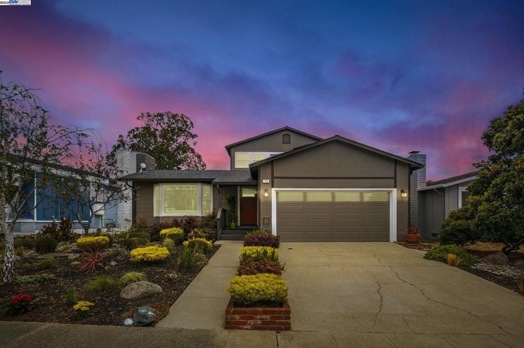 Attached, Exterior, Facade, American Craftsman