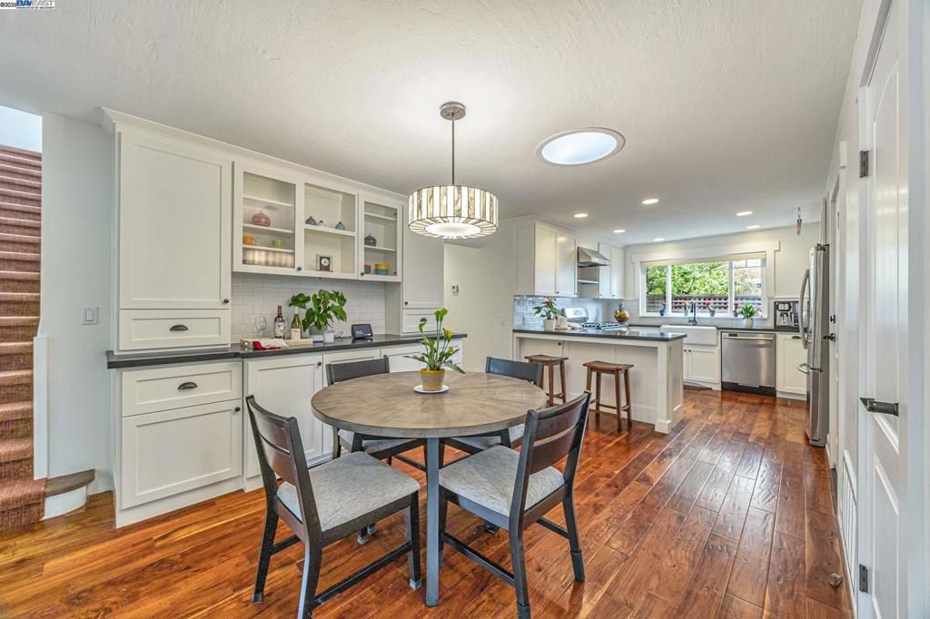 Dining room, Interior, Kitchen, Pendant Lights, Recessed Lighting, Stainless Steel Appliances, Wood Texture Flooring