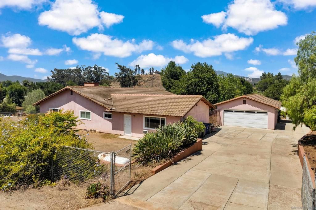 Detached Garage, Exterior