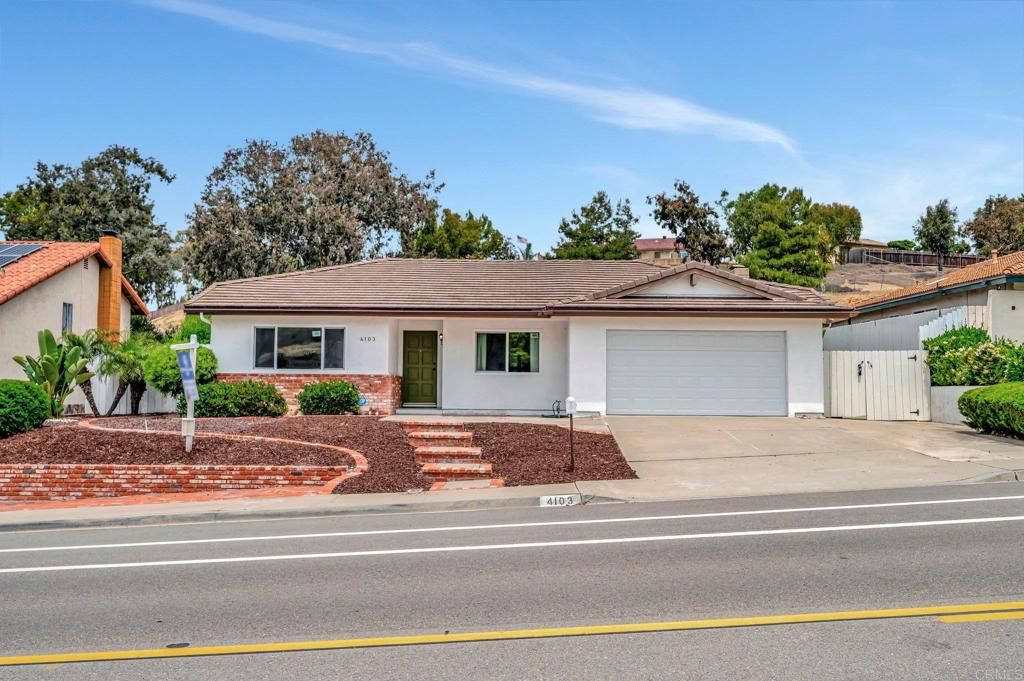 Attached, Exterior, Facade, Ranch