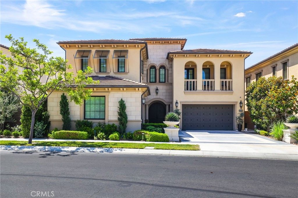 Attached, Exterior, Facade, Mediterranean