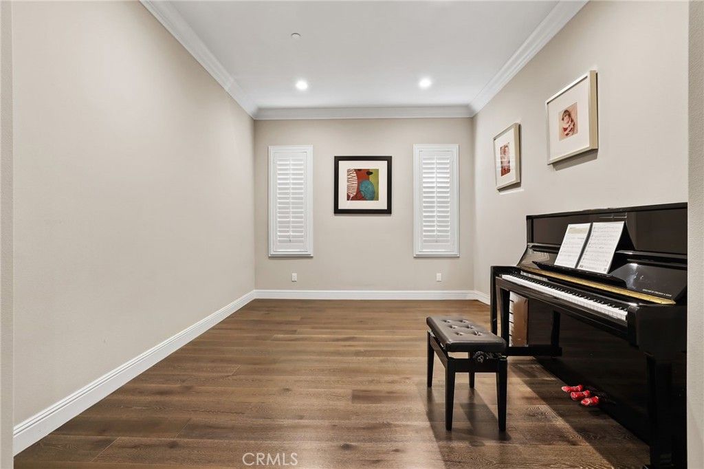 Interior, Piano, Recessed Lighting, Wood Texture Flooring