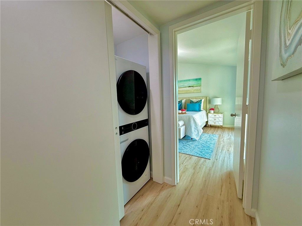 Bedroom, Interior, Utility Closets, Washer, Wood Texture Flooring