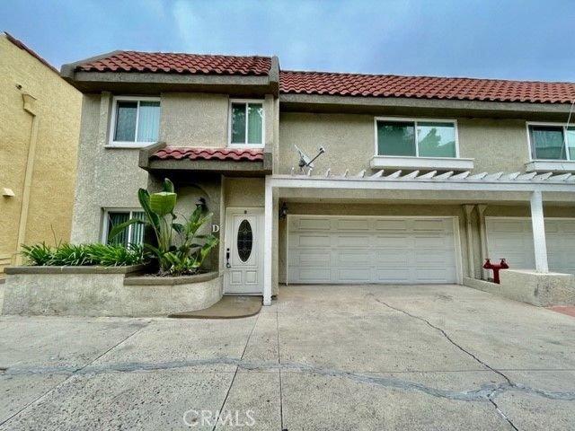 Attached, Exterior, Facade, Mediterranean