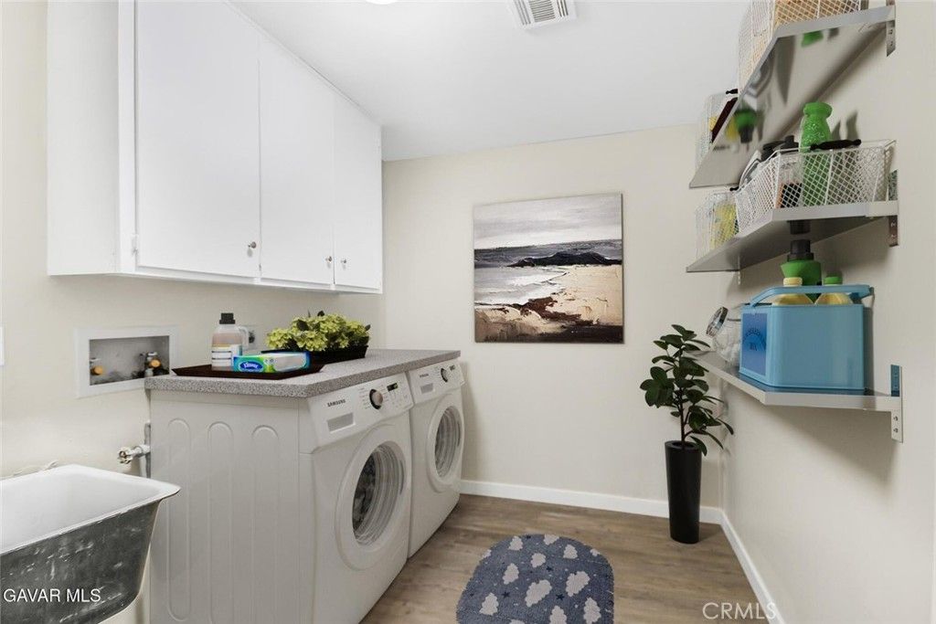Interior, Washer, Wood Texture Flooring