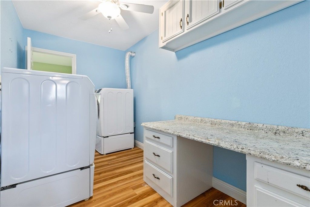 Interior, Washer, Wood Texture Flooring