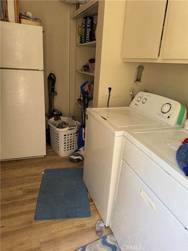 Interior, Washer, Wood Texture Flooring