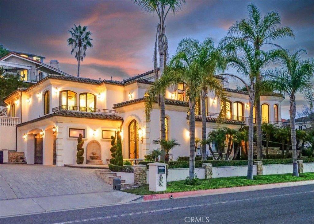 Attached, Exterior, Facade, Mediterranean