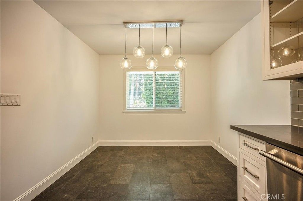 Empty room, Interior, Pendant Lights