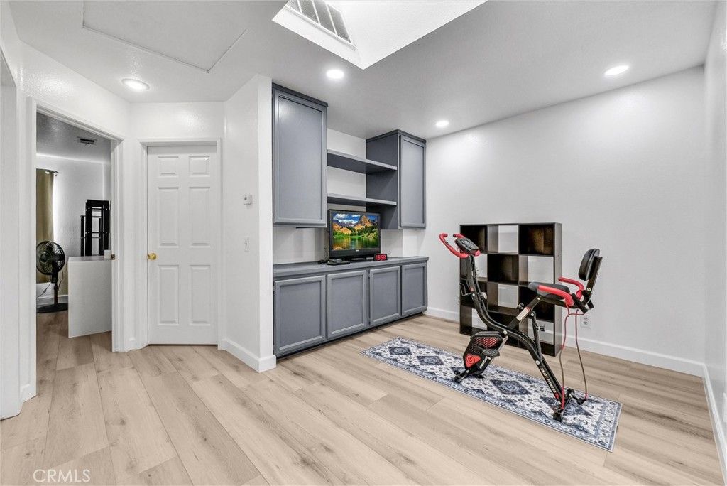 Fitness Equipment, Interior, Recessed Lighting, Wood Texture Flooring