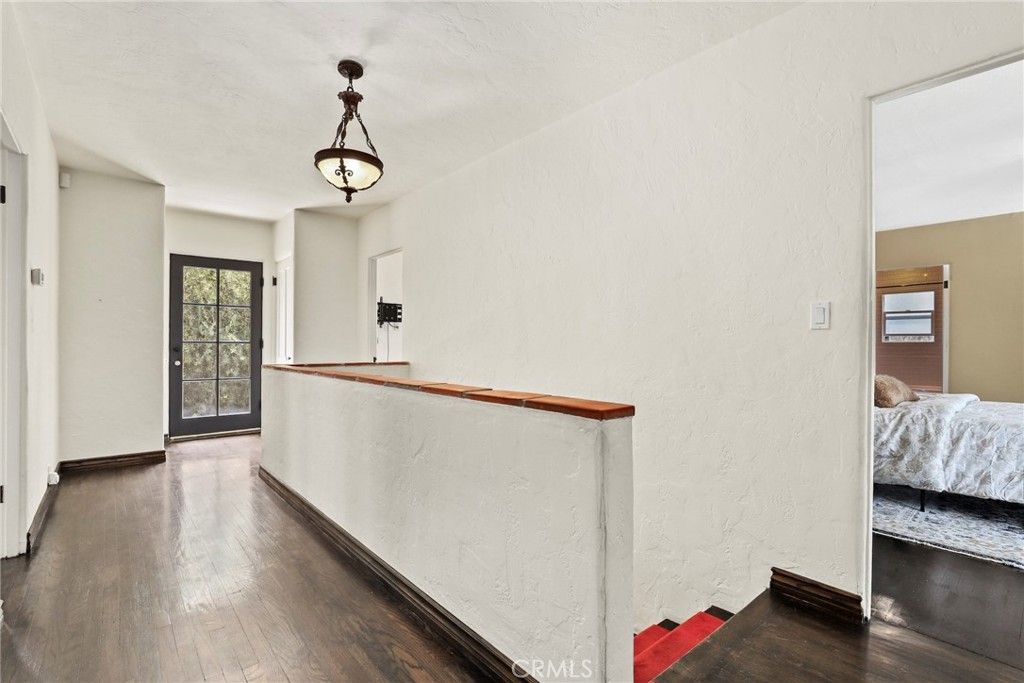 Interior, Pendant Lights, Wood Texture Flooring