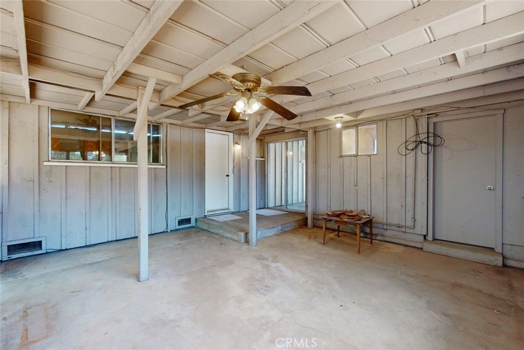 Empty room, Interior
