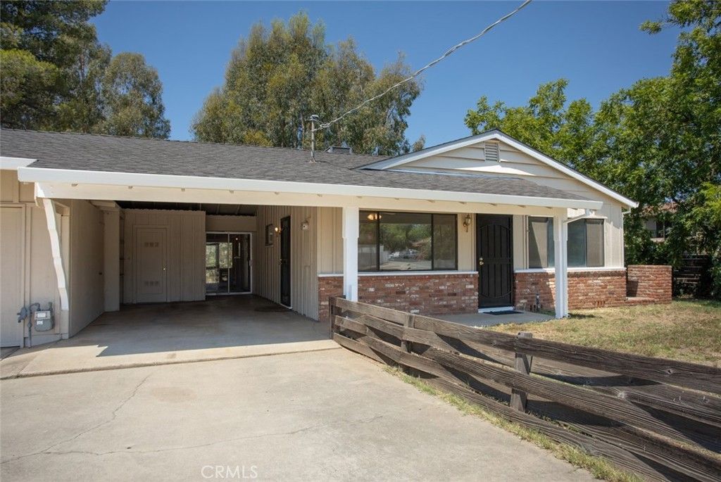 Exterior, Facade, Brick Facade, Ranch