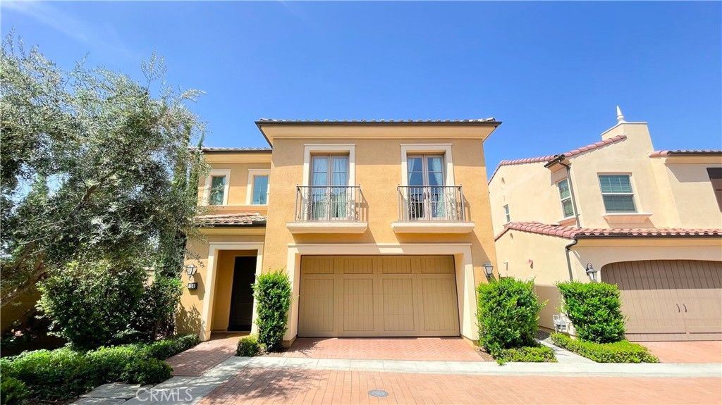 Attached, Exterior, Facade, Mediterranean