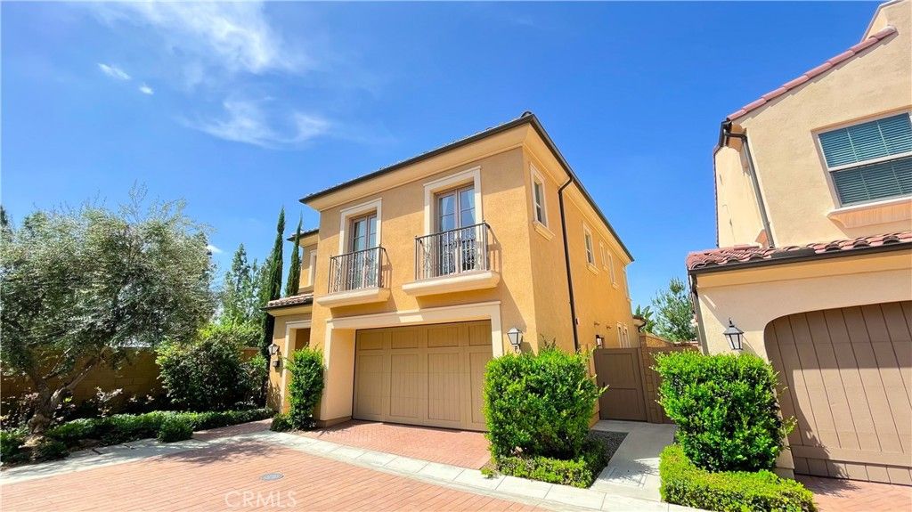 Attached, Exterior, Facade, Mediterranean
