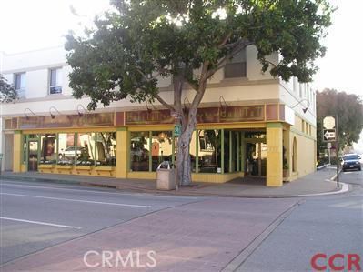 Exterior, Facade, Modern