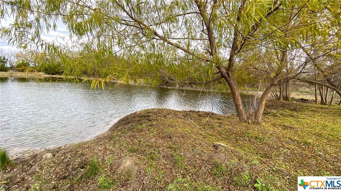 Exterior, Lake