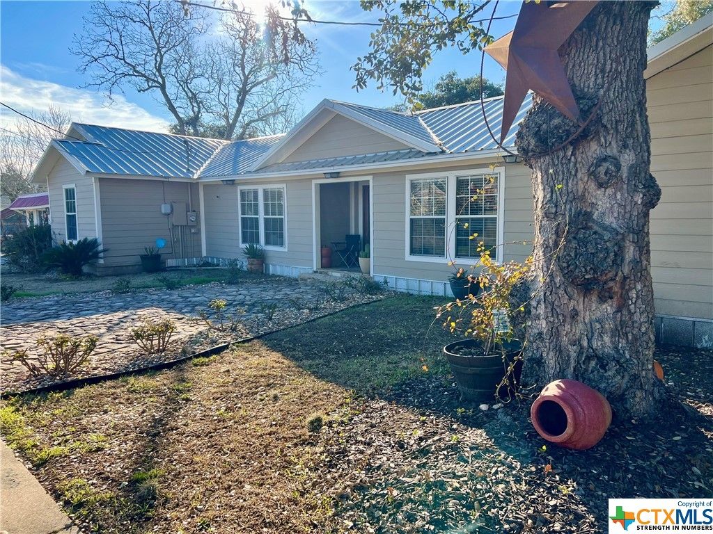 Backyard, Exterior, Facade, Ranch