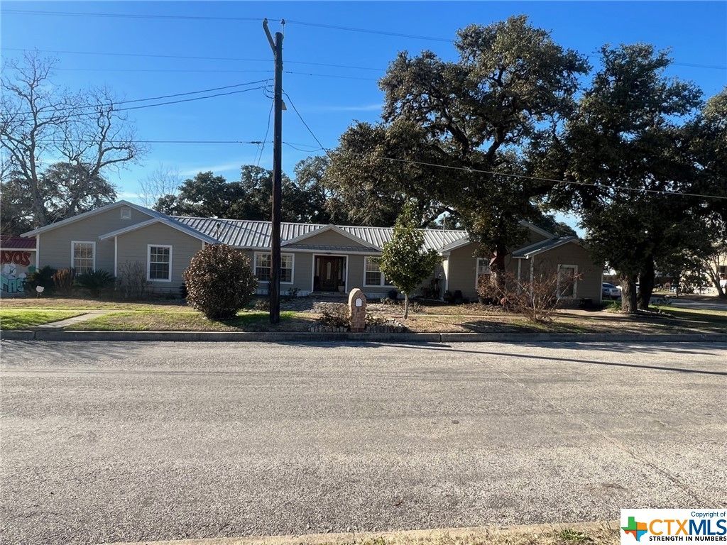 Backyard, Exterior, Facade, Ranch