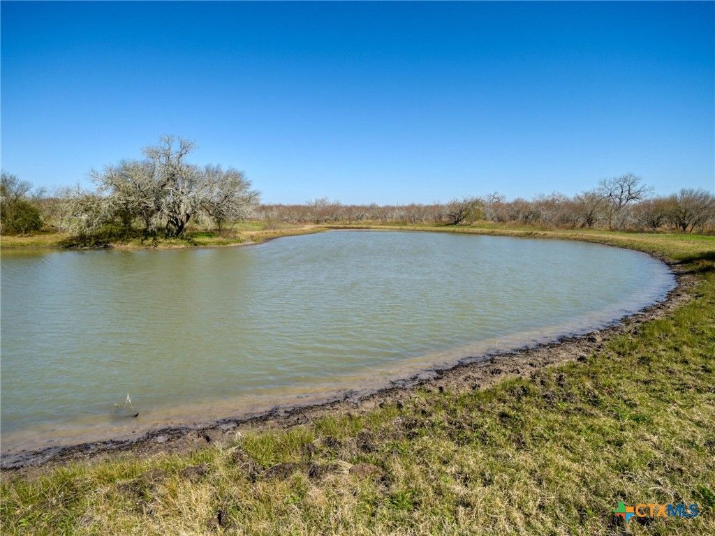 Exterior, Lake