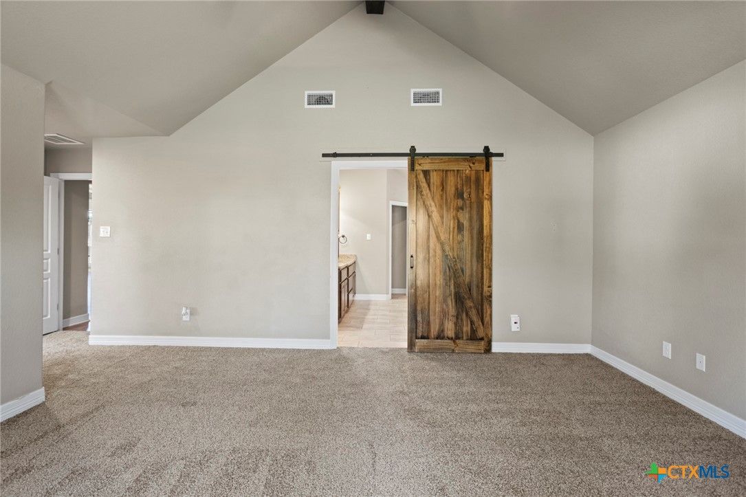 Empty room, Interior
