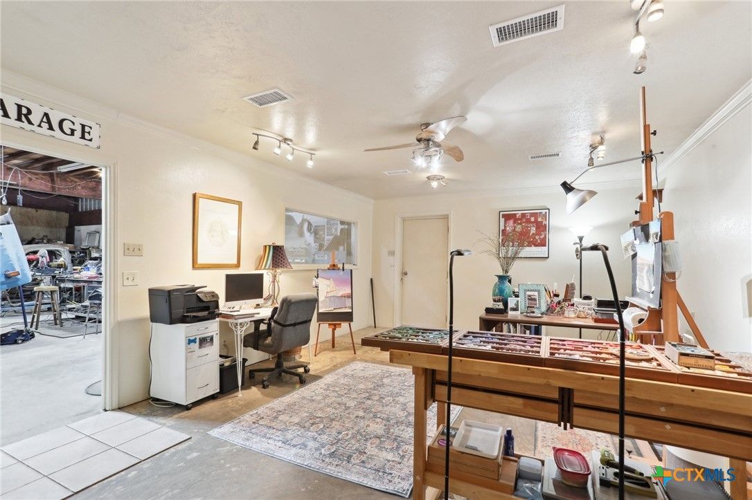 Home Office, Interior